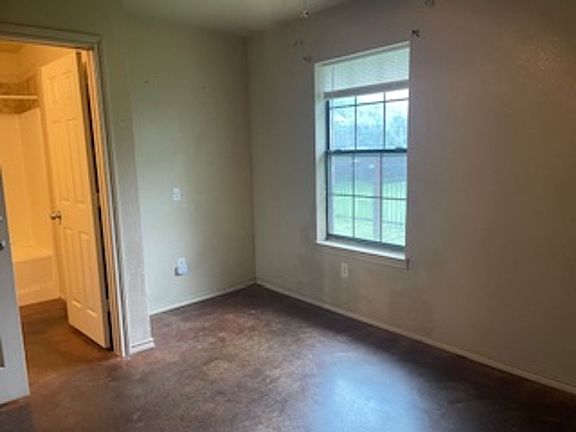 4th image of 906 E Hook St