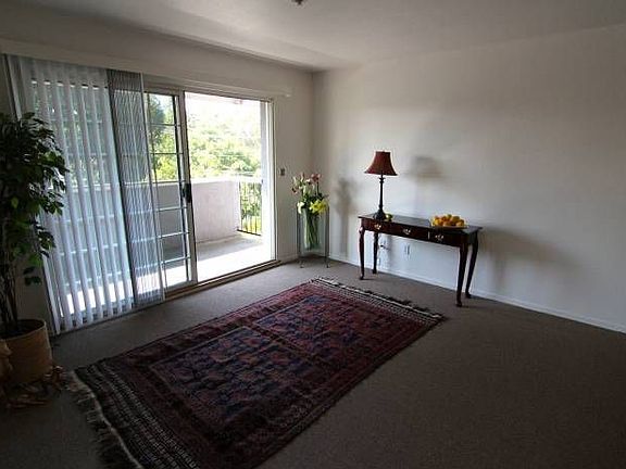 living room w/ balcony