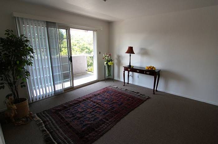 living room w/ balcony