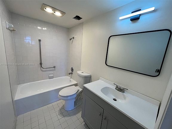 4th image of 901 Hillcrest Dr APT 403