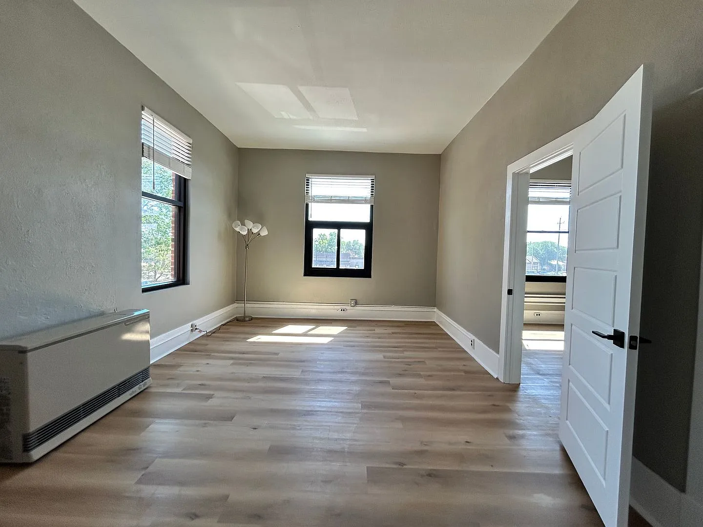 Bright 2nd Floor Apartment on 3rd Street -- Utilities Included! — Photo 4