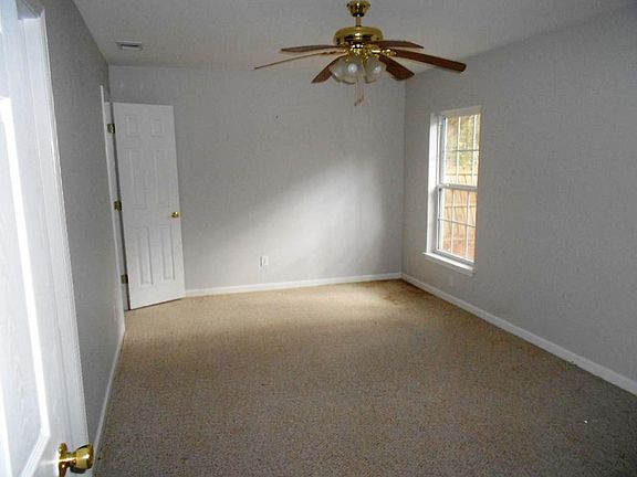 5th image of 15 Montgomery Dr