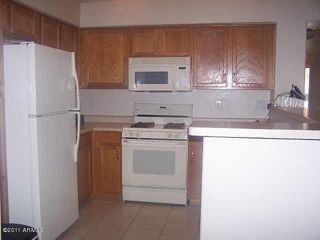 2nd image of 943 W Morelos St