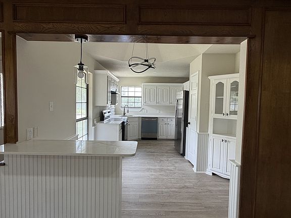4th image of 834 Linda Dr