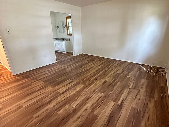 5th image of 26 Newport Ln