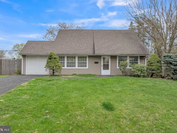 48 Lower Orchard Dr, Levittown, PA 19056
