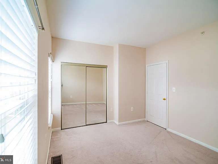 21785 Jarvis Sq — Photo 25
