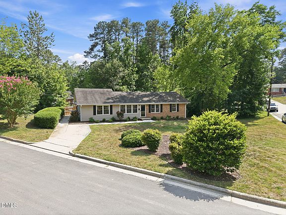 3rd image of 817 Chatham Ln