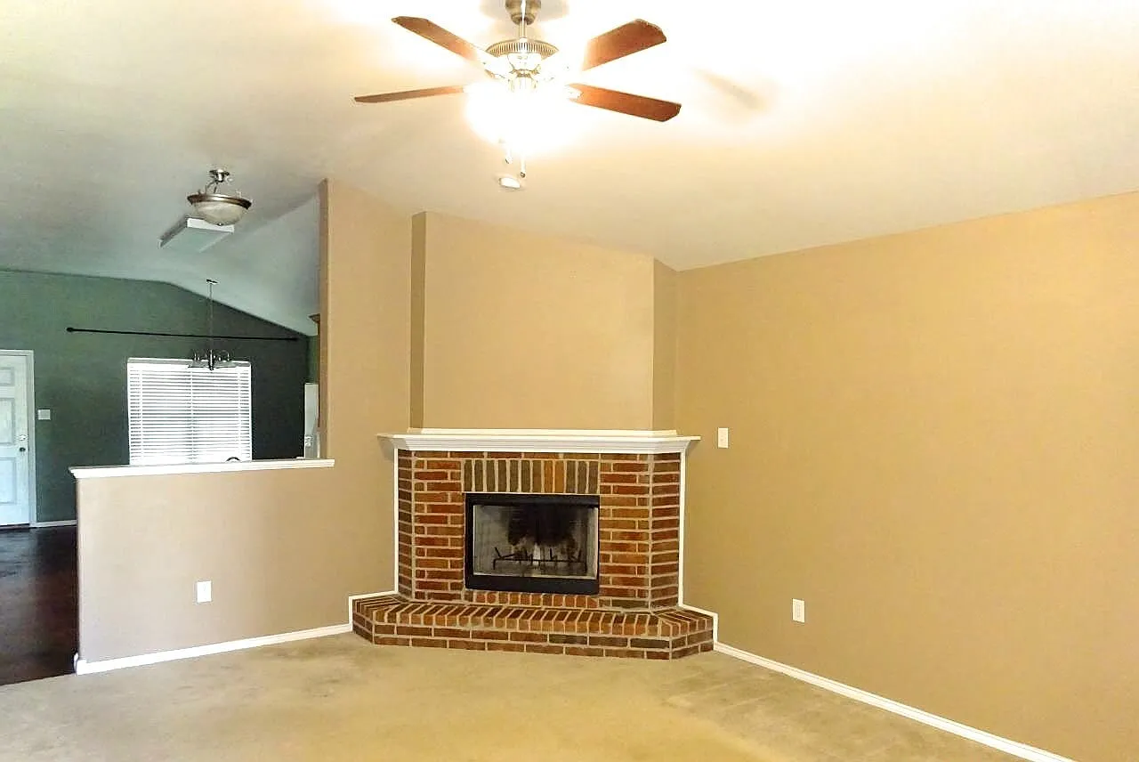 3 bed, 2.0 bath, 1453 sqft, $1,400 — Photo 2