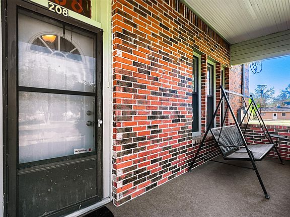 3rd image of 208 N Ave