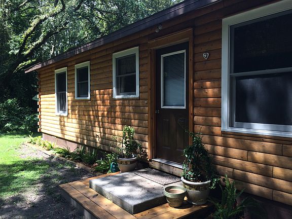 White Cedar Log Home! 