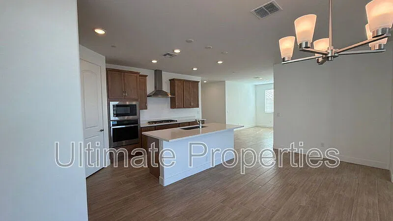 3 bed, 2.0 bath, 1921 sqft, $2,495 — Photo 2