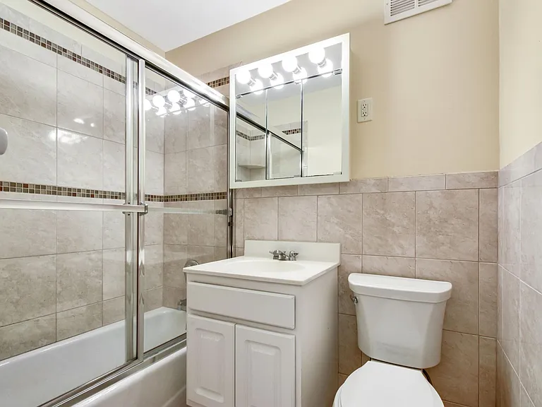 Heritage House Apartments — Photo 28