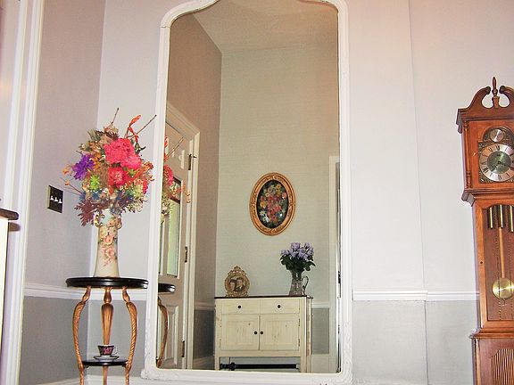 5th image of 146 Brown St