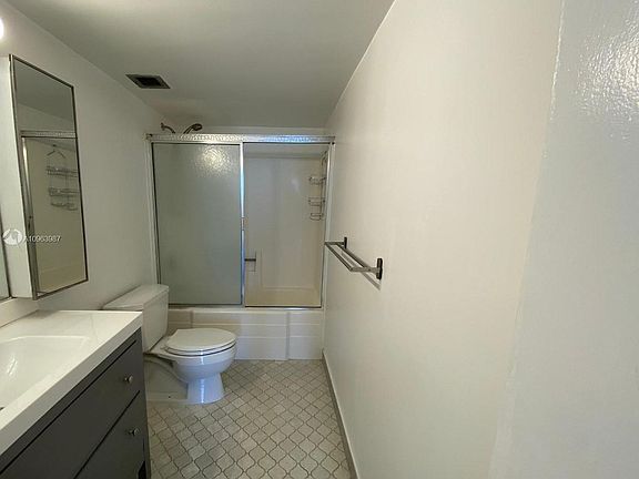 5th image of 13499 Biscayne Blvd APT 803