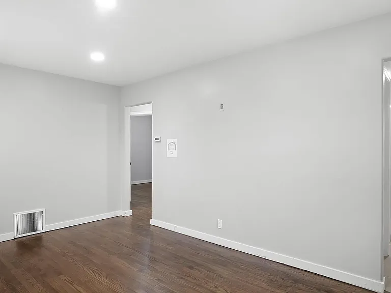 976 S 50th Ave — Photo 5