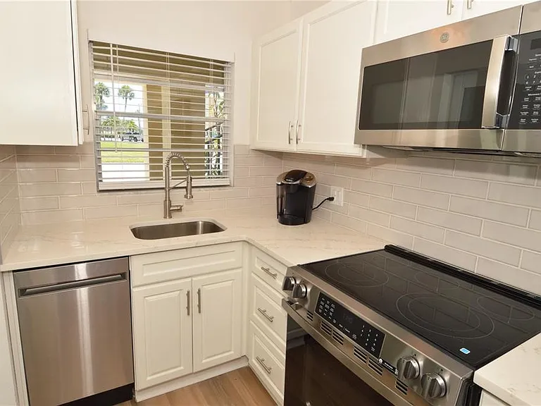 4700 Cove Cir #107 — Photo 24