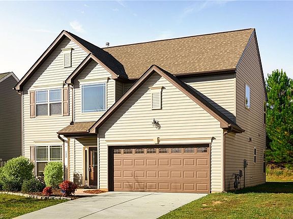 3rd image of 122 Saintsbury Pl