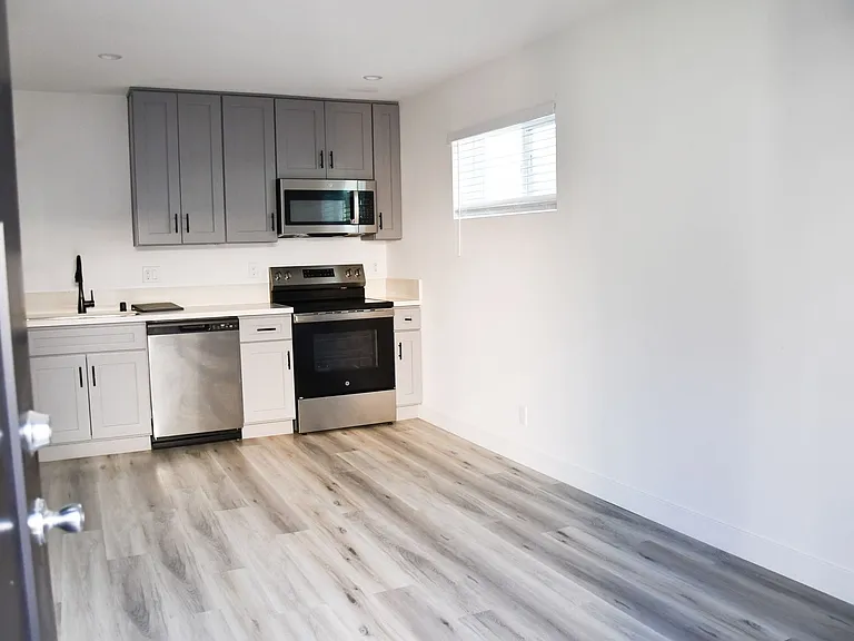 994 Valencia St — Photo 2