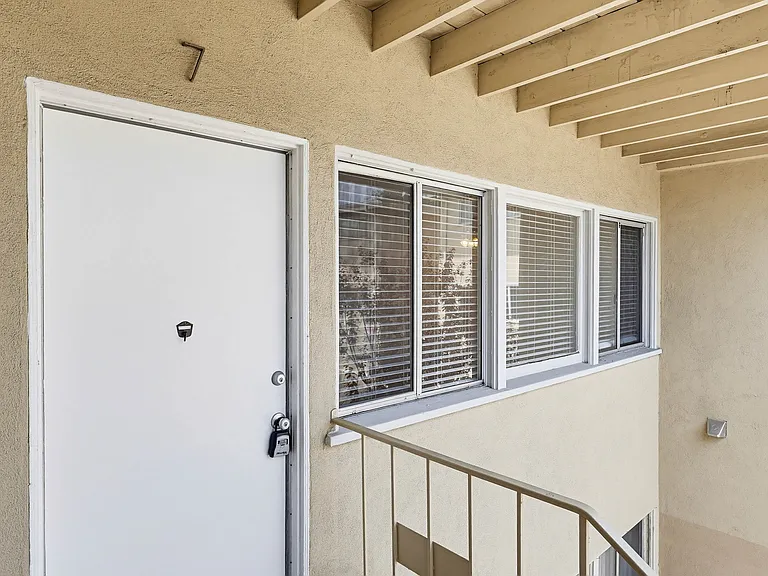 Quiet Jefferson Park Apartments Spacious, Secure & Centrally Located — Photo 17