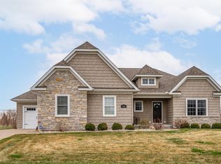 4032 Thomas Pointe Rd, Davenport, IA 52807