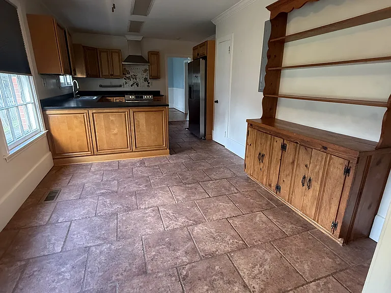 Kitchen with eat in area