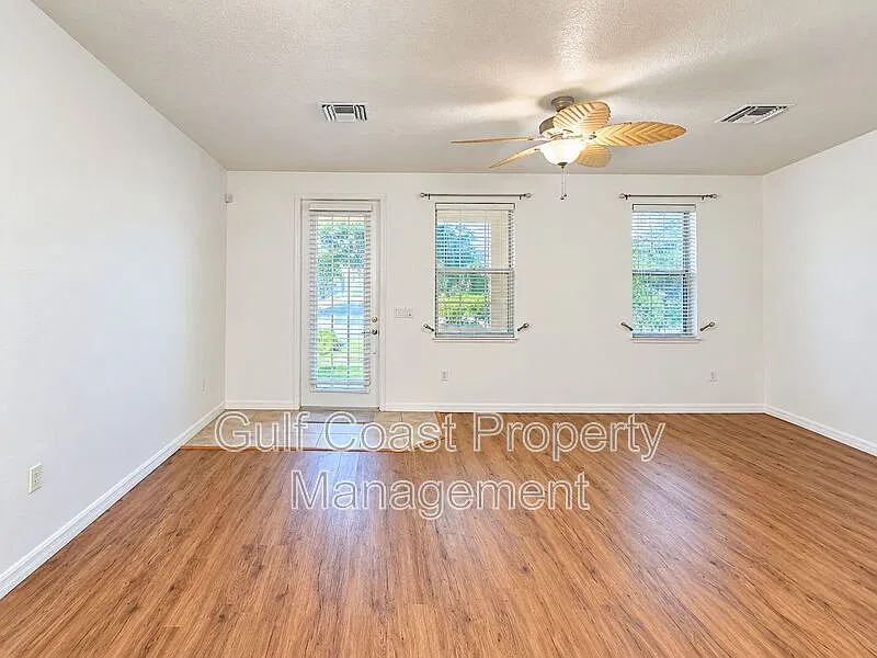3 bed, 2.5 bath, 1601 sqft, $2,200 — Photo 2