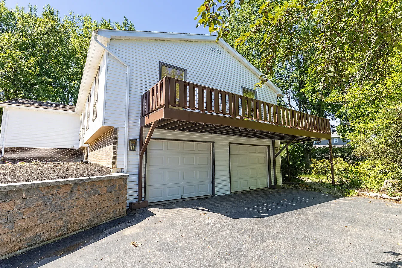 6 bed, 3834 sqft, $3,995 — Photo 2