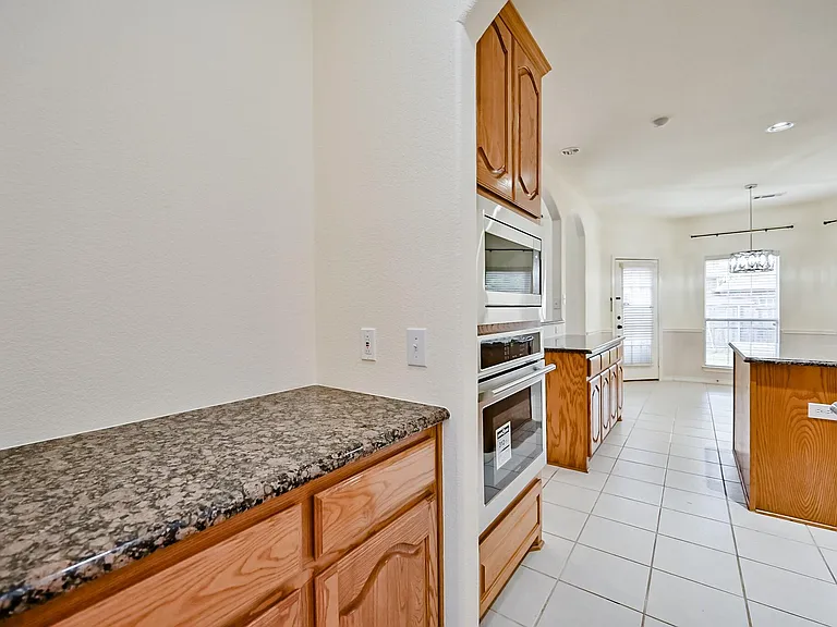 2716 Eastland Dr — Photo 11
