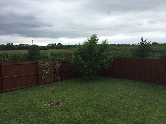6 ft stained wood priv fence