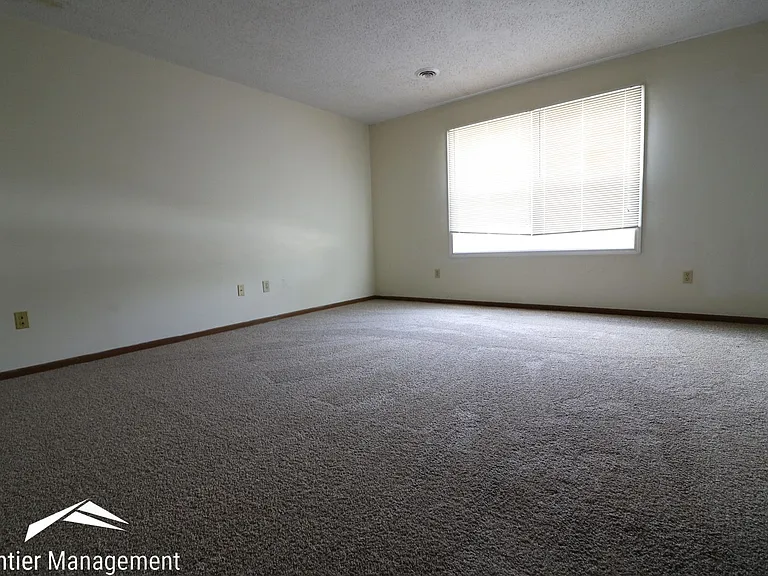 2528 Candlecrest Cir — Photo 4
