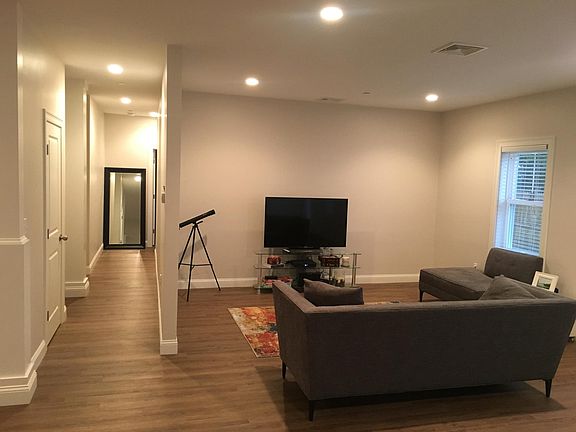 3rd image of 279 Court St