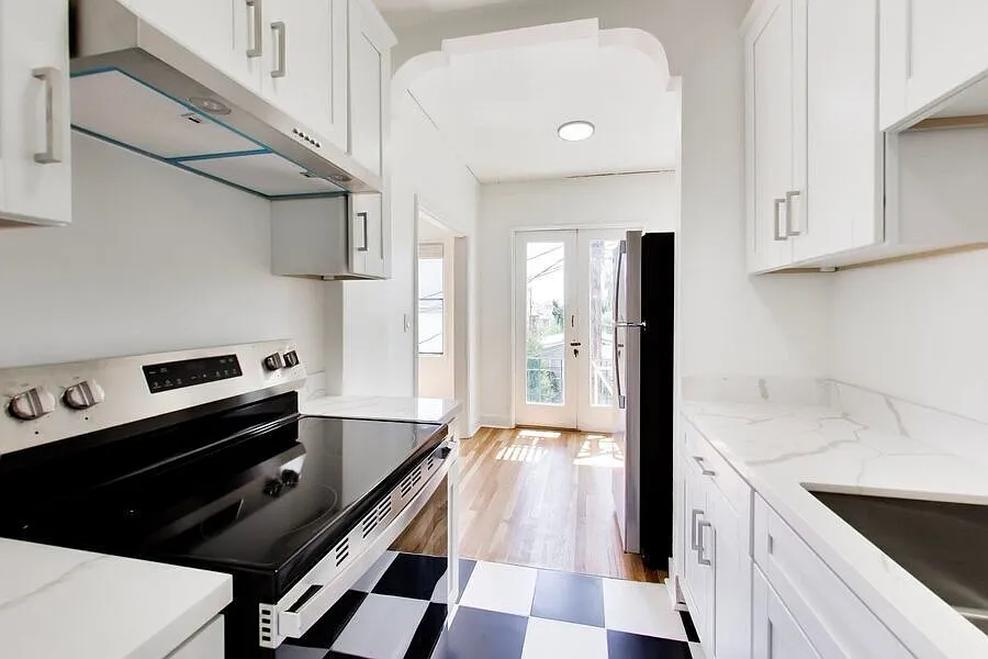 Charming 1-Bedroom with Hardwood Floors & Classic Oakland Character | Glenview — Photo 4