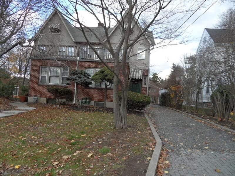 2nd image of 125 Walton St #2