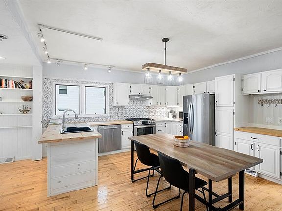 5th image of 75 Borden Ave