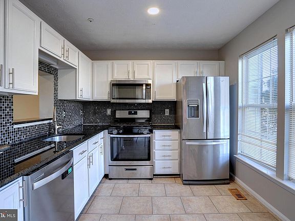 2nd image of 207 Foxmanor Ln