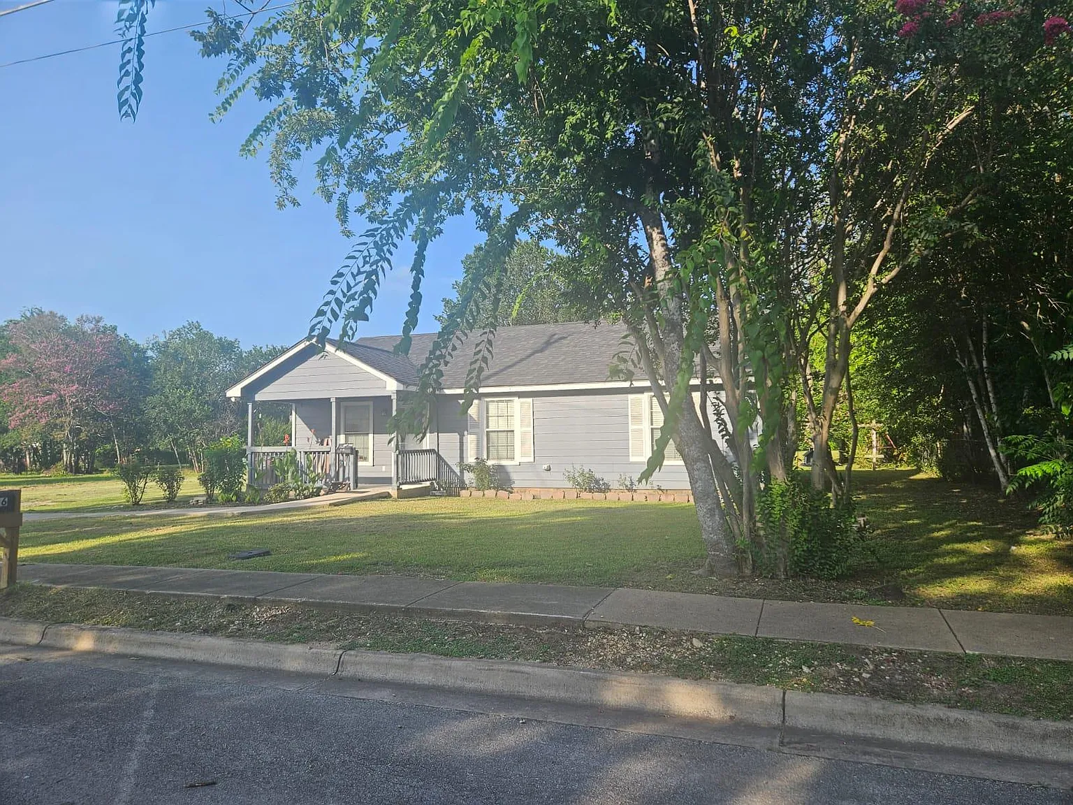 3 bed, 1.0 bath, 992 sqft, $1,500 — Photo 3