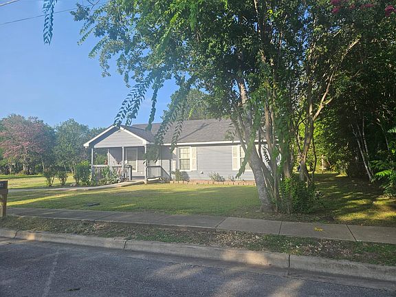 3rd image of 606 Trinity St