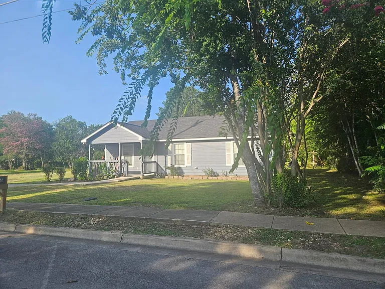 606 Trinity St — Photo 3