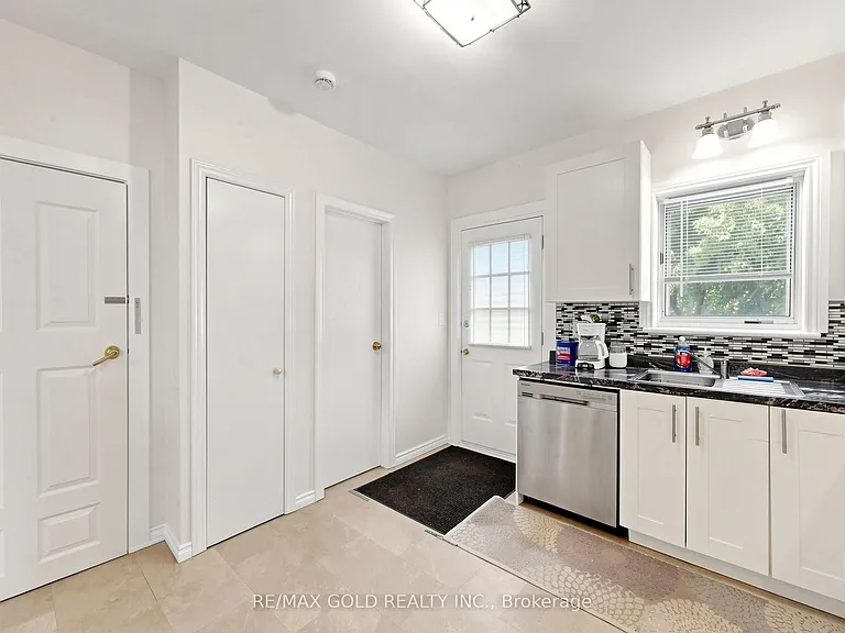 746 King St W — Photo 14