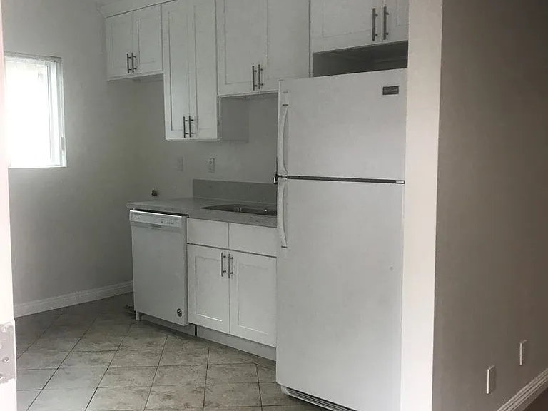 85 N Craig Ave — Photo 9