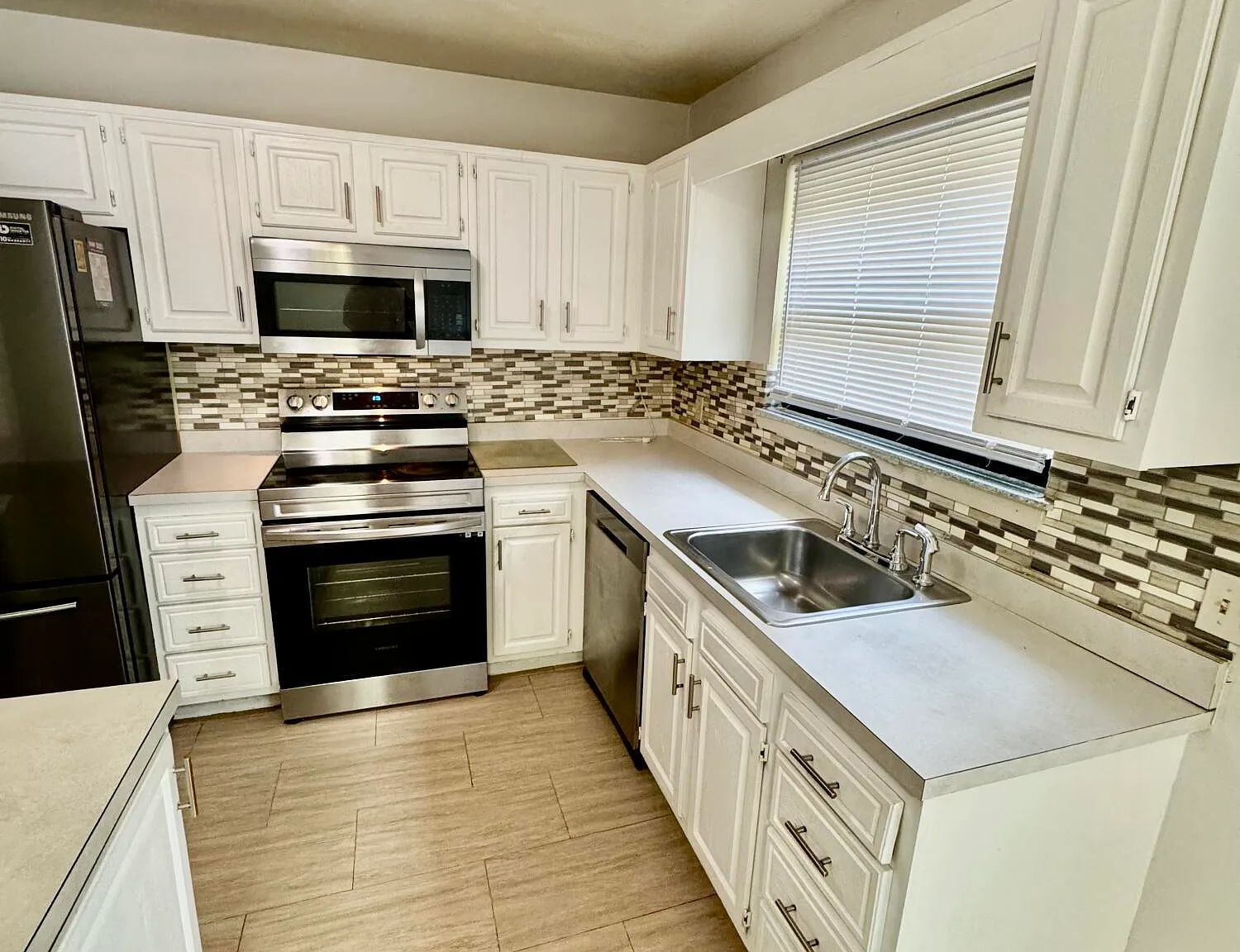 3 bed, 2.5 bath, 2025 sqft, $1,800 — Photo 2