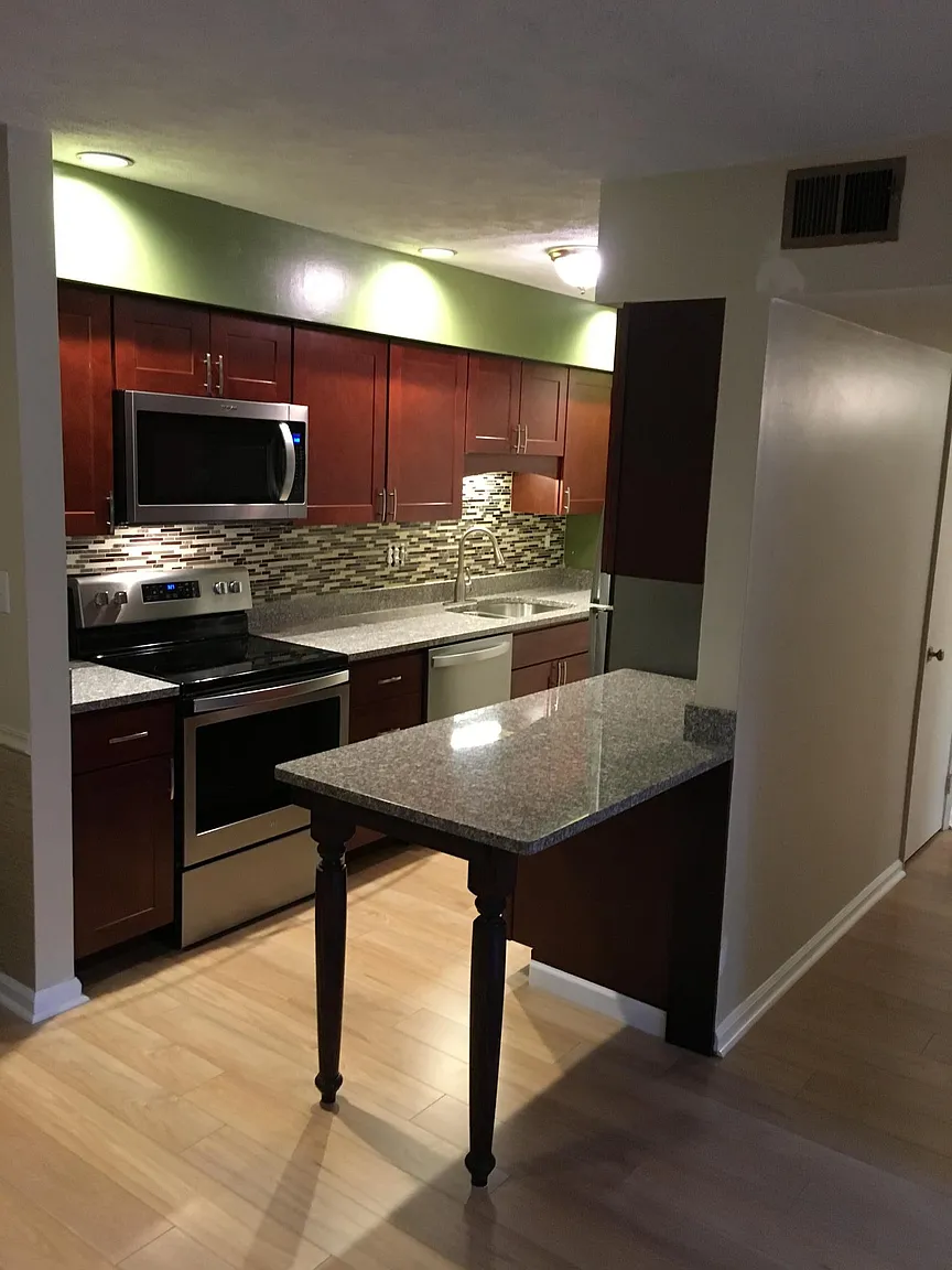 1060 Chatham Park Dr APT B photo 1