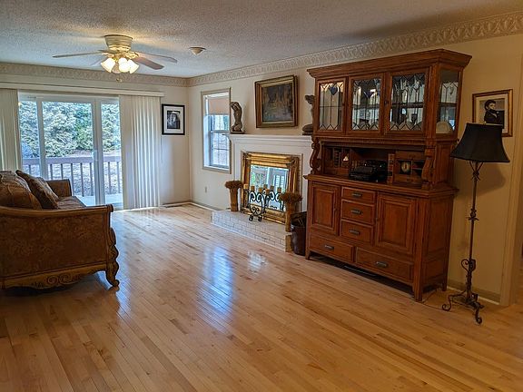 5th image of 140 Exeter Ct