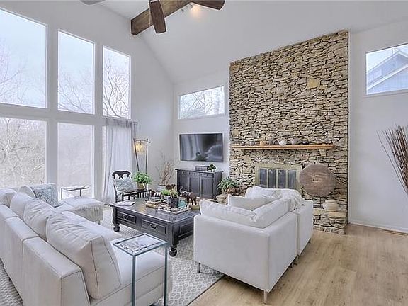 2nd image of 708 Lake Forest