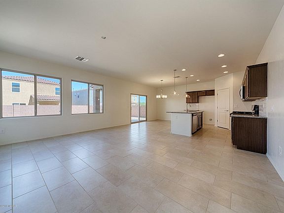 5th image of 947 E Prairie Field Ln