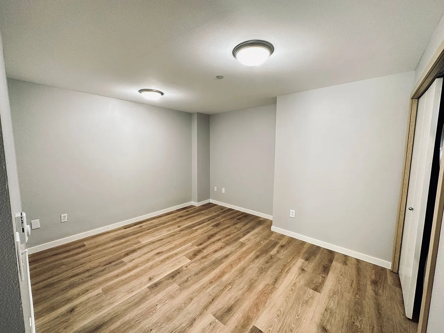 Shoreline - 2 Bedroom plus 1 den/ 2 Bath Townhouse — Photo 3