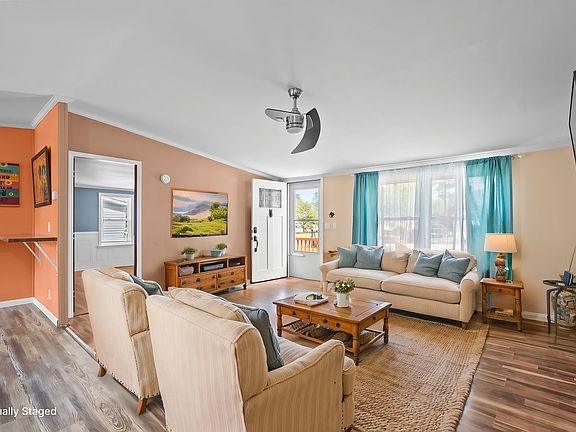 5th image of 425 Sand Hill Dr.