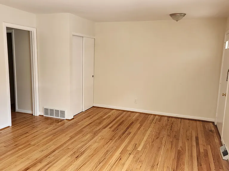 210 E North St — Photo 3