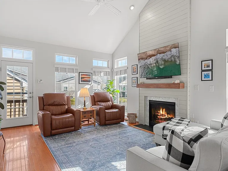 301 Adelaide Dr — Photo 22